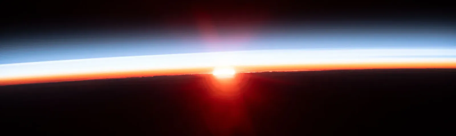 Fotografia de astronauta ISS070-E-1178, feita em 29 set. 2023; a NASA informa que foi recortada, teve o contraste realçado e artefatos da lente removidos.